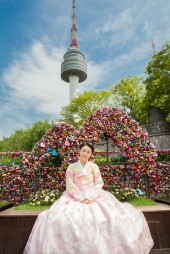 ソウルのシンボル、Nソウルタワーで韓国の伝統衣装である韓服を着て記念写真を撮ろう！
