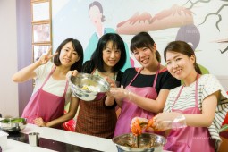 在明洞民家，學做韓國泡菜和韓國料理
