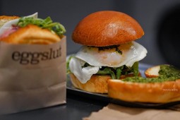 スクランブルエッグサンドイッチが有名なスタイリッシュなファインカジュアルレストラン